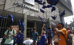 Manifestation devant le siège de la compagnie Petrobras à Rio de Janeiro.
