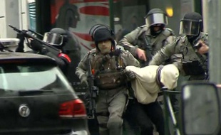 Molenbeek (Belgique), le 18 mars 2016. Des policiers extraient un suspect qui pourrait être Salah Abdeslam.