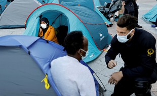 Des migrants évacués du parvis de l'Hôtel de ville à Paris le 1er septembre 2020.