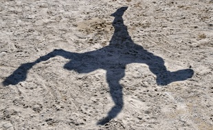 Un enfant joue au foot