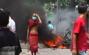 L'armée birmane a lancé des tirs de sommation et des gaz lacrymogènes sur les manifestants mercredi à Rangoun (Birmanie)