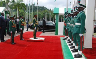 Le président du Nigeria Goodluck Jonathan a voulu délivrer lundi un message d'espoir et de confiance à l'occasion du 52e anniversaire de l'indépendance du pays, rappelant le potentiel du premier producteur africain de pétrole et promettant de combattre la corruption, la pauvreté, et les violences inter-religieuses.