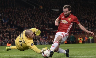 Stéphane Ruffier, ici en février dans un duel remporté face au milieu espagnol de Manchester United Juan Mata en Ligue Europa.