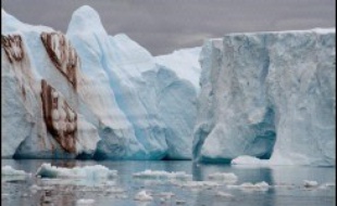 De grandes giclées d'eau glacée balaient le pont de l'Astrolabe, parti d'Hobart (Australie) vers le continent antarctique à travers une zone redoutée des marins, l'océan Austral.