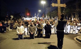 Des fondamentalistes chrétiens manifestent contre la représentation de la pièce «Sur le concept du visage du fils de Dieu», de Romeo Castellucci, à Rennes, le 10 novembre 2011.