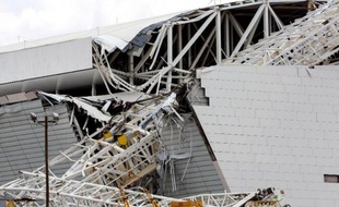 Deux ouvriers sont morts et un troisième a été blessé mercredi lors d'un accident au stade en chantier de Sao Paulo qui accueillera le match d'ouverture du Mondial-2014, à près d'un mois de la date butoir pour la livraison des stades à la Fifa.
