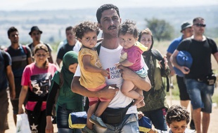 Des migrants venus de Macédoine traversent à pied la Serbie.