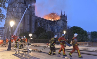 Aux alentours de 400 pompiers ont été mobilisés pour lutter contre les flammes le 15 avril dernier.