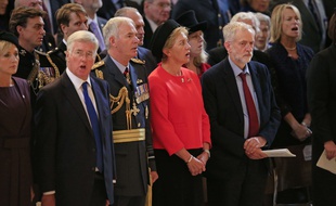 Le chef du parti Travailliste britannique, Jeremy Corbyn (D), reste muet lors de l'hymne national lors d'une cérémonie de la Royal Air Force pour le 75e anniversaire de la Bataille d’Angleterre à la cathédrale St Paul de Londres, le 15 septembre 2015.