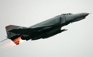 Un avion de chasse F-4 Phantom II.