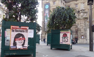 Affiches anti-Hidalgo dans les rues de Paris, le 26 février 2014.