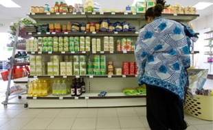 Supermarchés low-cost pour la nourriture, brocantes et marchés pour les vêtements, les familles monoparentales cherchent à limiter leurs dépenses au maximum.