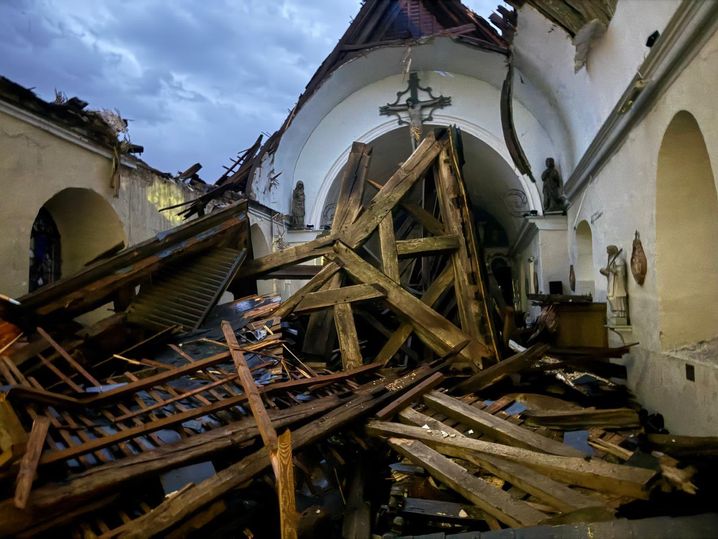 L'église de Valailles, dans l'Eure, a été dévastée par la chute de son clocher, soufflé par les vents violents et l'orage.