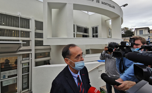 Le maire de Béziers Robert Ménard (DVD) répond aux journalistes devant le tribunal administratif de Montpellier le 4 novembre 2020.