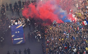 Une barrière de la réserve nationale entourait le bus des Bleus