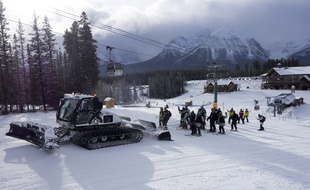 Des skieurs à Lake Louise (illustration).