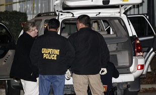 Des policiers devant le domicile où ont été retrouvés plusieurs personnes mortes le jour de Noël, à Grapevine (Texas).