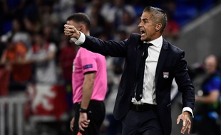 Sylvinho, ici en plein premier match de Ligue des champions contre le Zénith Saint-Pétersbourg (1-1) mardi. JEFF PACHOUD