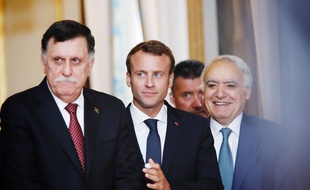 Emmanuel Macron avec le Premier ministre libyen Fayez al-Sarraj et l'émissaire des Nations unies pour la Libye, Ghassam Salamé, à l'Elysée le 29 mai 2018.