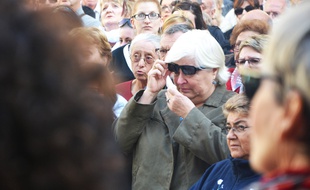 Une Lunelloise fond en larmes, pendant la Marseillaise.