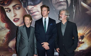 Le producteur Jerry Bruckheimer, l'acteur Armie Hammer et le réalisateur Gore Verbinski, à l'avant-première à Paris de Lone Ranger, le 24 juillet 2013.