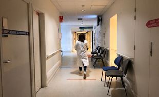 Un soignant marche dans les couloirs du CHU Pontchaillou, à Rennes.