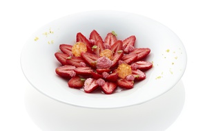 Salade de fraises au naturel, chantilly à la moutarde cerise griotte et pointe d'amande Maille