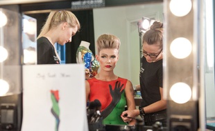 La robe JC Castelbajac, reproduite par les make-up artists de Make up For Ever.