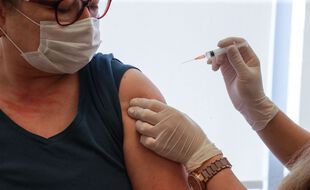 Si les mesures barrière sont relâchées trop rapidement, les variants moins sensibles à la vaccination pourraient se propager davantage lorsque la population sera immunisée contre le variant britannique.