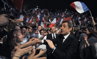 En public du moins, la prudence reste de mise. Mais, porté par une batterie de sondages le plaçant en tête du premier tour, Nicolas Sarkozy, qui a remis la sécurité et l'immigration au coeur de ses discours, a recommencé cette semaine à envisager une victoire sur le toujours favori des sondages au second tour François Hollande.