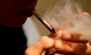 La tension était palpable mardi soir au pied d'un immeuble d'une cité de Saint-Denis, où une poignée de riverains ont décidé de passer une partie de la nuit dehors pour pousser les dealers à partir