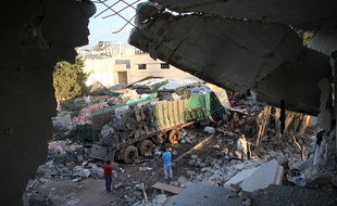 Un convoi humanitaire touché par une frappe aérienne en Syrie près d'Alep, le 20 septembre 2016.