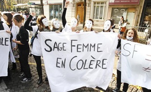 Les sages-femmes en grève manifestent à Paris, le 7 novembre 2013.