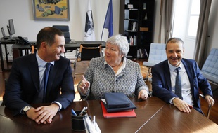 Jacqueline Gourault, entourée des responsables corses Gilles Simeoni et Jean-Guy Talamoni.