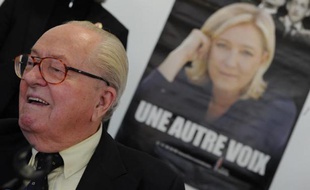 Jean-Marie Le Pen devant une affiche de campagne de sa fille Marine le 12 janvier 2014 à Agen