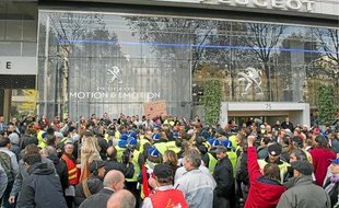 Des employés du site d'Aulnay devant le siège de PSA, le 15 novembre à Paris.