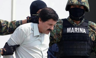 Le baron mexicain de la drogue Joaquin "El Chapo" Guzman est escorté par des policiers le 22 février 2014 à Mexico