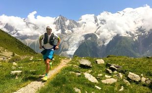Un traileur cours sur un sentier de haute-altitude à Chamonix, France