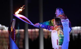 L'ancien hockeyeur russe Vladislav Tretyak et l'ex-championne de patinage artistique Irina Rodnina ont allumé vendredi à Sotchi la vasque olympique qui brûlera jusqu'au dernier jour des Jeux, le 23 février.
