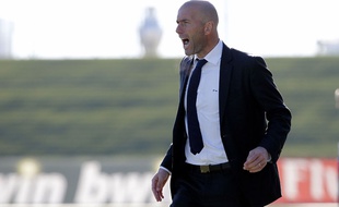 Zinédine Zidane sur le banc de la réserve du Real Madrid le 11 janvier 2015.