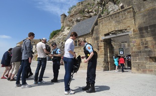 Les sacs des visiteurs sont fouillés avant d'accéder au Mont-Saint-Michel.