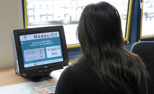 Le CV anonyme a-t-il vécu ? Alors que la formule est finalement suspectée de pénaliser les jeunes discriminés pour leur origine, des professionnels du recrutement misent sur le CV vidéo pour "lever les préjugés".