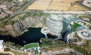 L'Intercontinental Wonderland, hôtel de luxe construit dans le creux d'une carrière désaffectée en Chine.