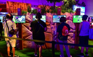 Des fans du jeu Fortnite jouent lors d'un salon à Los Angeles (image d'illustration).