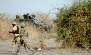 Des membres présumés du groupe islamiste Boko Haram ont tué onze personnes jeudi dans une localité du nord-est du Nigeria où ils ont ouvert le feu sur policiers et civils, a-t-on appris vendredi auprès d'habitants et d'un élu.
