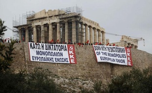 La Grèce, entre impératifs financiers, pression de l'UE et protestations de sa population