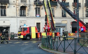 L'immeuble d'angle est situé juste en face de la gare Matabiau.