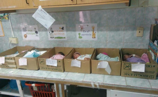 Capture d'écran d'une photo de lit en carton pour des nouveau-nés au Venezuela, posté par Manuel Fereira.