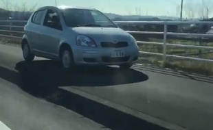 Une retraitée japonaise roule sur le trottoir en toute décontraction.