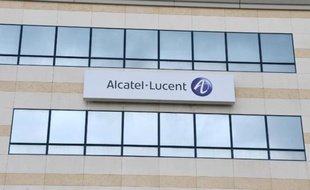 L'équipementier télécoms Alcatel-Lucent a profité lundi du spectaculaire retour en grâce de son action en Bourse pour annoncer une levée de fonds, qui doit lui apporter les ressources indispensables au redressement de son dispositif industriel.